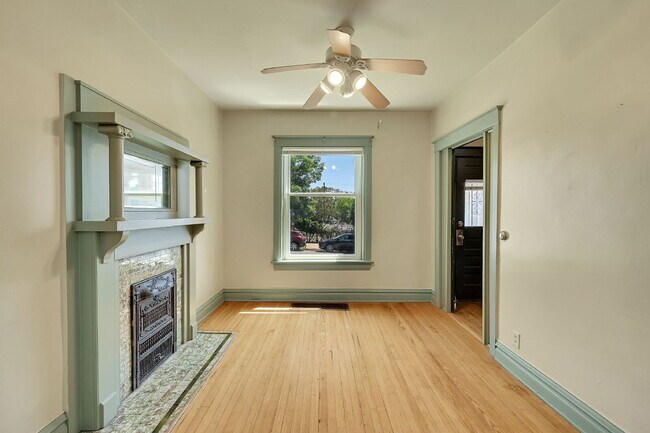 Foto del edificio - $2,395 - 2 Bed, 2 Bath Townhome in Great D...