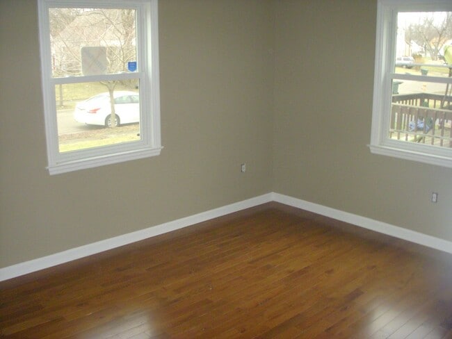 Building Photo - **COMPLETELY REMODELED 3-BEDROOM CAPE COD ...