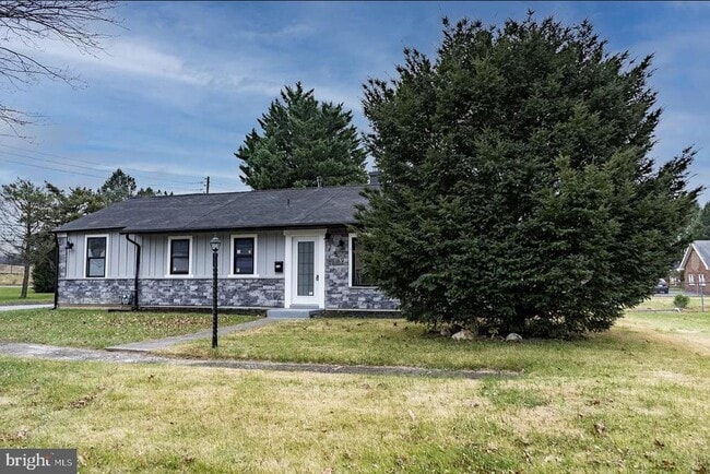 Building Photo - 259 Pinecrest Dr