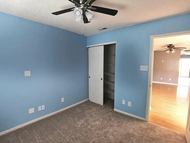 Foto del edificio - 3411 Summer Breeze Cir