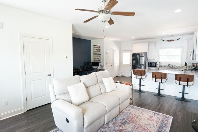 Building Photo - 3855 Academy Dr