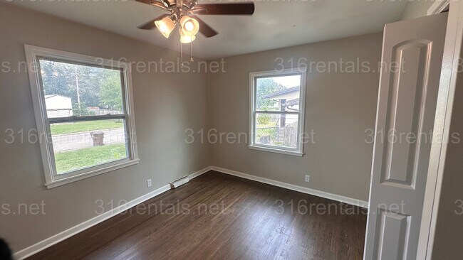 Building Photo - $1250 - 3 bed 1 bath with basement - Singl...