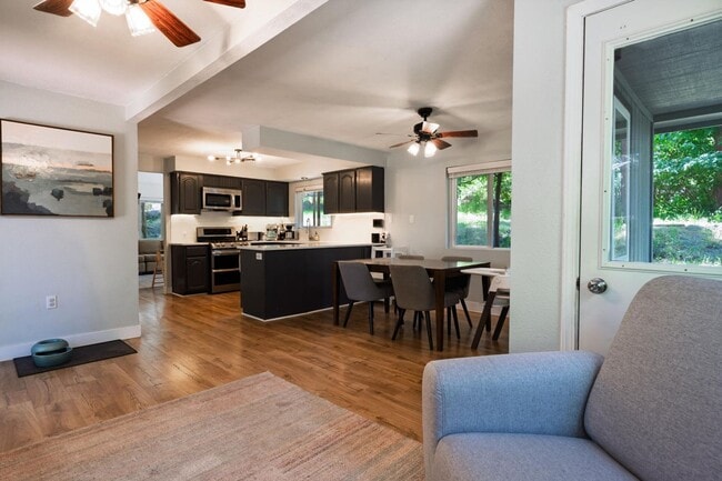 Building Photo - Three Bedroom House in Lynnewood