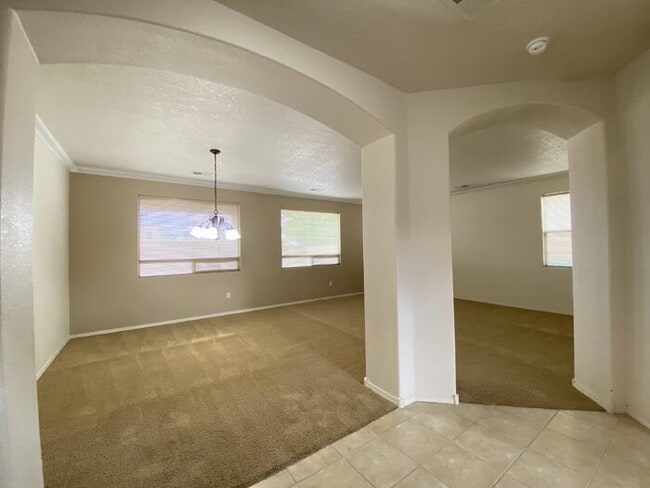 Foto del edificio - Large 5BR/2Story w/Balcony - Northern Meadows