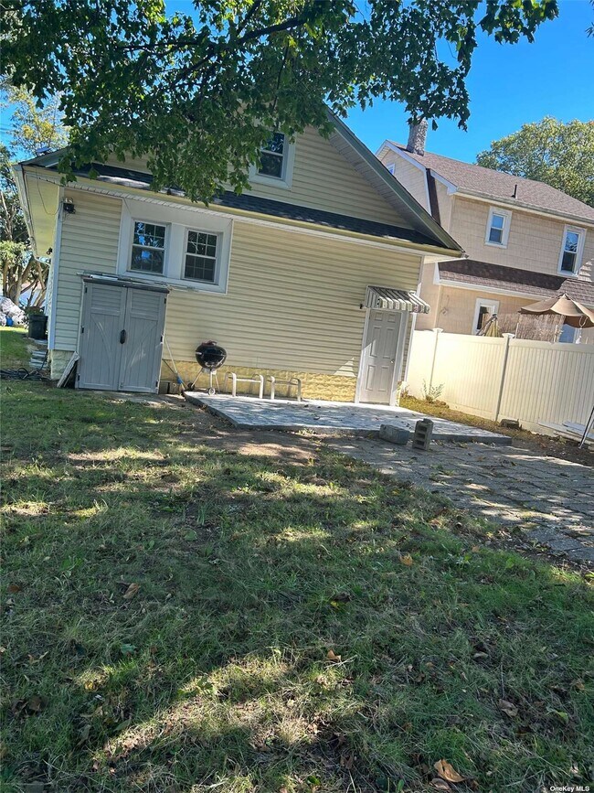 Building Photo - 357 N Long Beach Ave