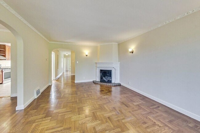 Building Photo - Beautifully updated 2 bed/ 1.5 bath Condo ...
