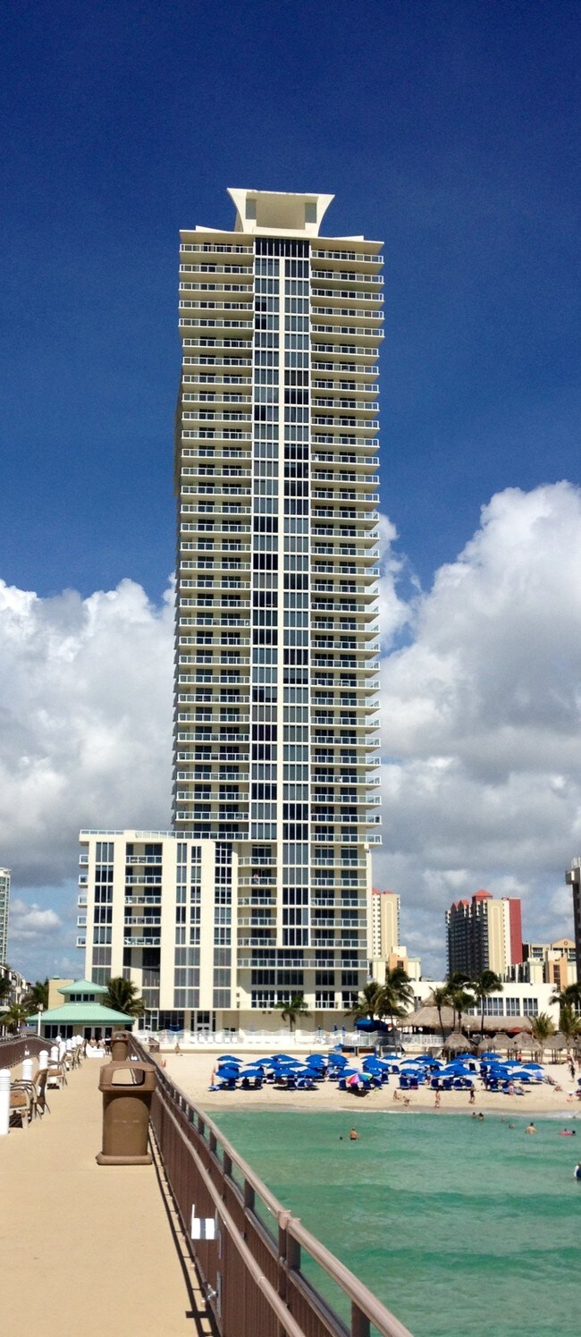 Vista de La Perla desde el muelle pesquero - 16699 Collins Ave