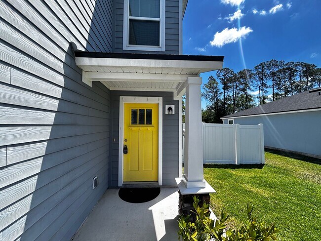 Building Photo - Charming, newer construction, 3 bedroom 2.5 bath home with Fenced In Yard and 2 car garage! Pest ...