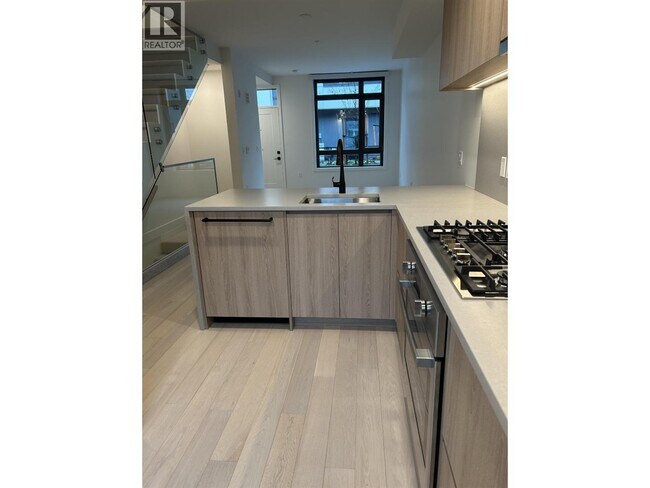 Photo du bâtiment - 6284 Oak St