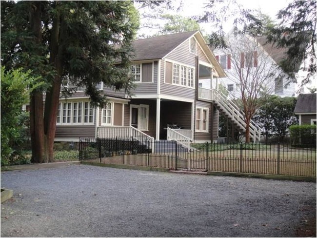 Building Photo - 220 E Vermont Ave