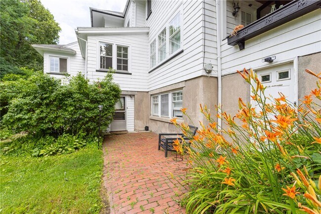 Foto del edificio - 1363 Highland Ave