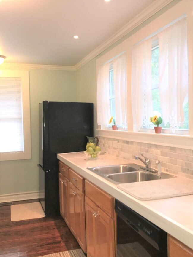 Building Photo - Adorable South Hill Charmer