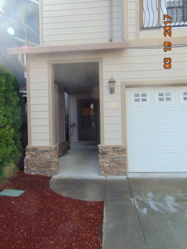 Building Photo - Central Point 3-bedroom 2-story home