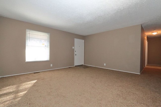 Building Photo - 2185 Kingsford Dr