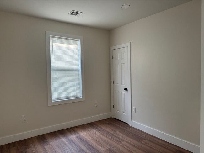 Building Photo - 445 S 17th St