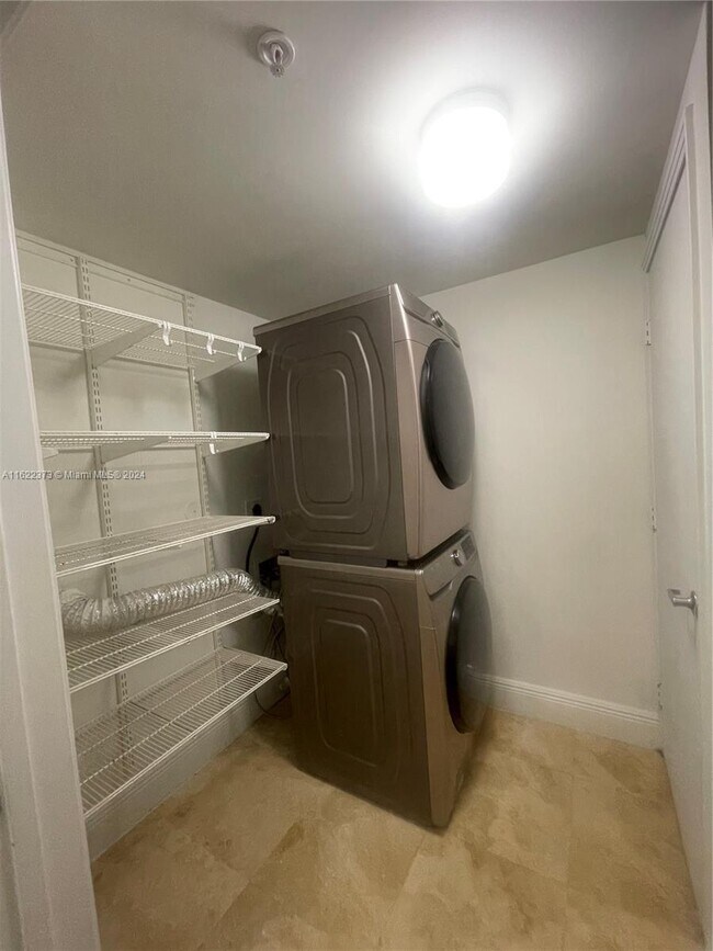 Foto del edificio - 9055 SW 73rd Ct
