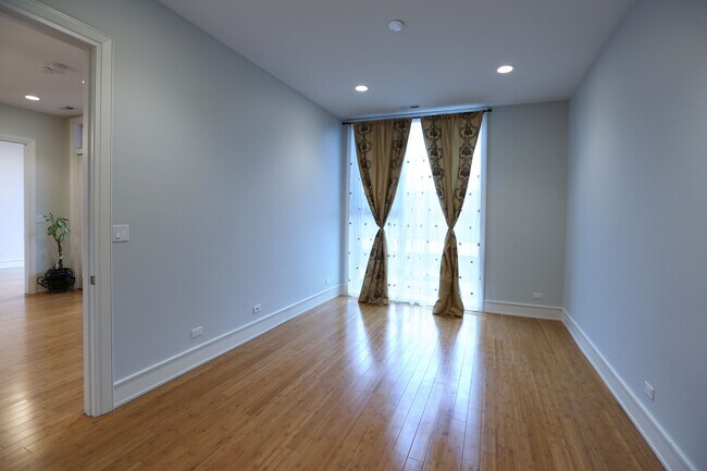 Master bedroom - 2424 W Chicago Ave