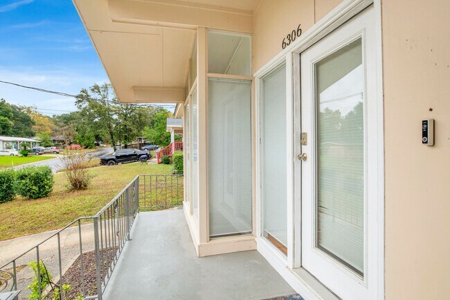 Foto del edificio - Updated & Well-Maintained 4 Bed/2 Bath Hom...
