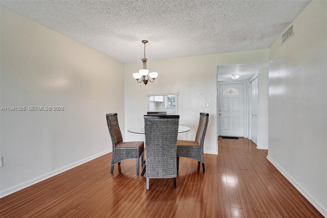 Foto del edificio - 8021 Sunrise Lakes Dr N