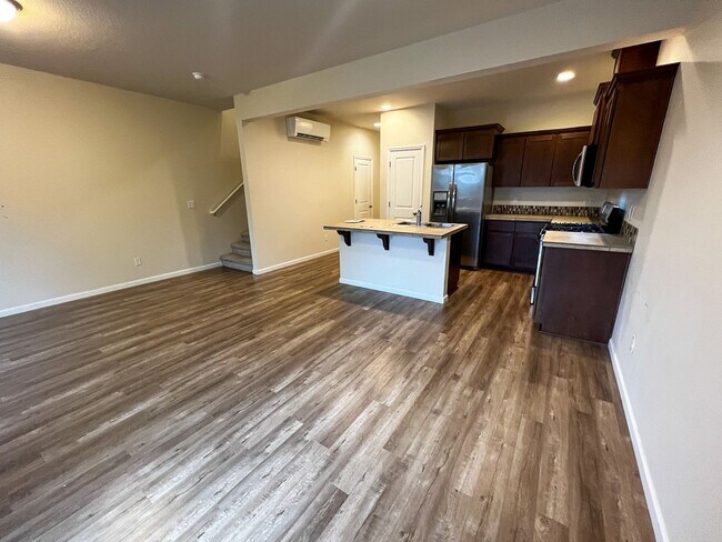 Building Photo - Townhome in South Salem with Washer/Dryer ...