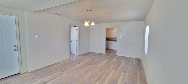 Building Photo - LARGE 2 BEDROOM HOME