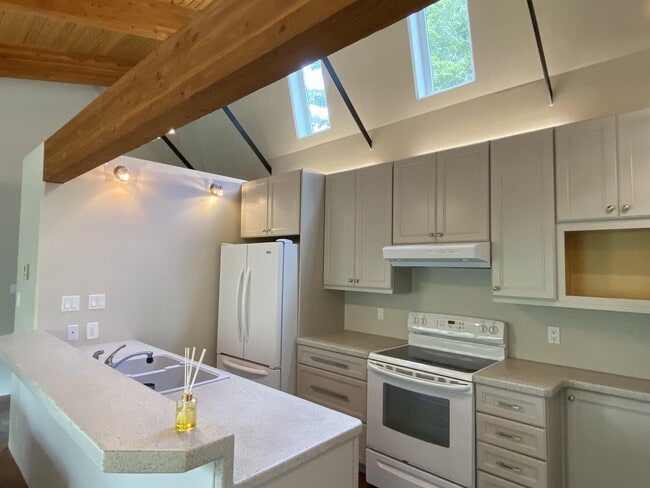 Building Photo - 1425 Benzon Crescent