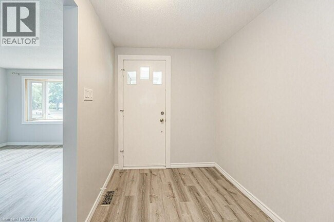 Building Photo - 62 Pepperwood Crescent