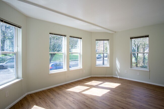Foto del edificio - Beautiful & Spacious 2 Bed 2 Bath by Lair Hill Park!