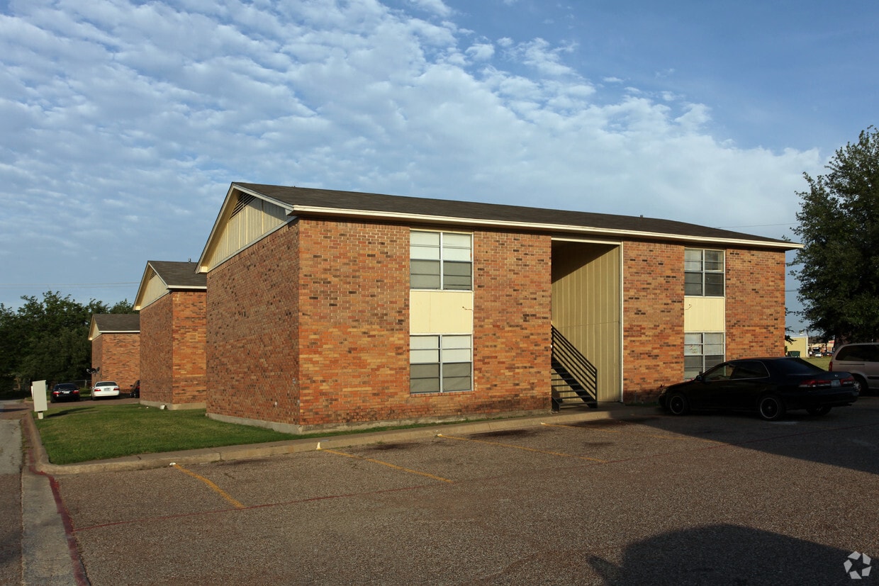 Primary Photo - 200 High School Dr