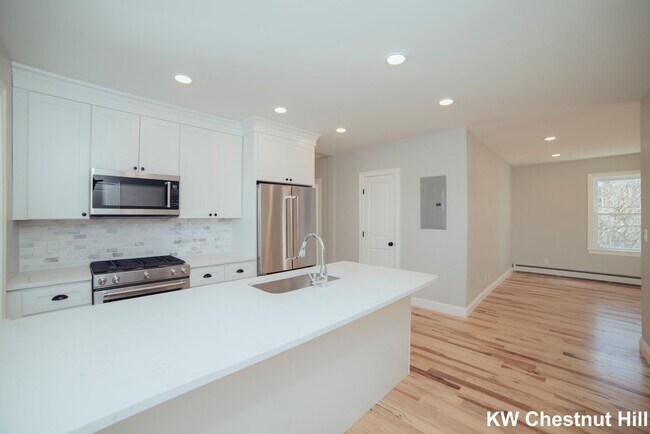 Building Photo - Beautiful renovated 3 bedroom unit