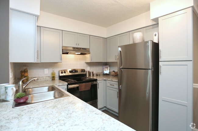 2BR, 2BA - 1,100 SF - 2200 Big Creek Apartments