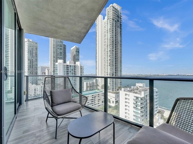 Foto del edificio - 460 NE 28th St