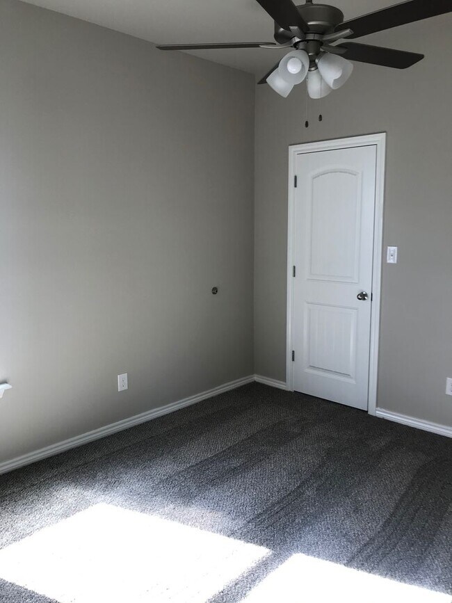 Foto del edificio - Beautiful Home! Available October 10th!