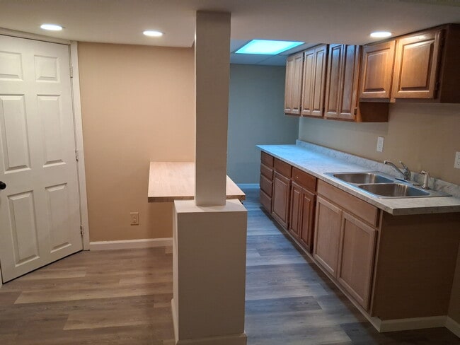 Building Photo - 1610 Maple Ave