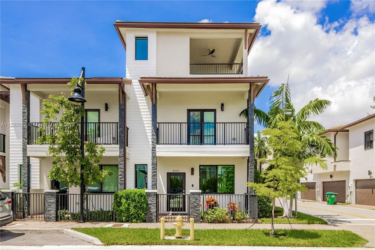 Foto principal - 8305 NW 49th St