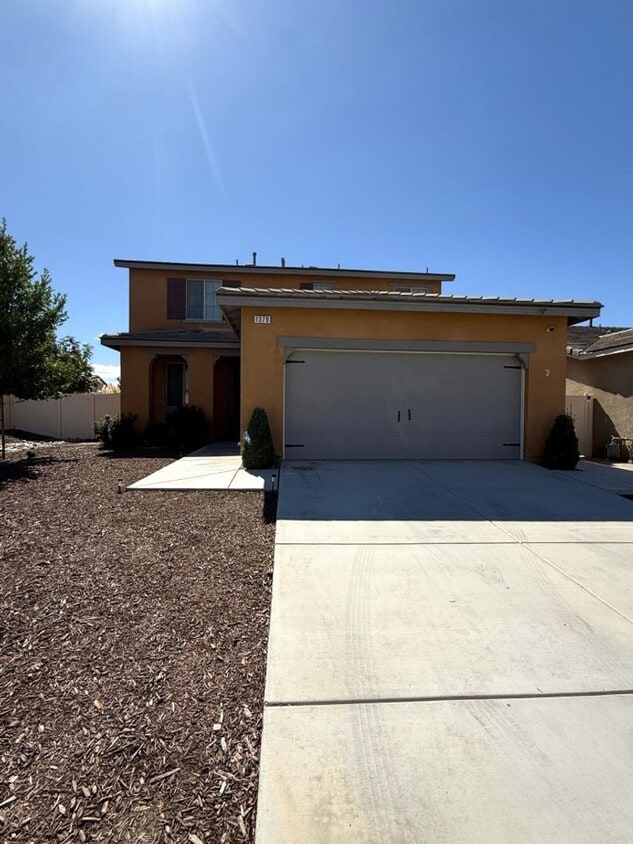 Foto principal - Beautiful 2 Story 4 Bedroom 3 Bathroom hom...