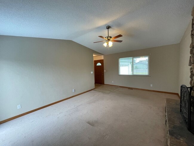 Building Photo - Charming 3 Bedroom, 2 Bath Home with Attac...