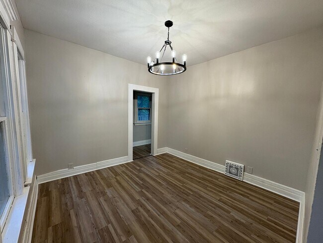 Foto del edificio - 2435 Warren St