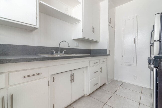 Building Photo - 2019-2021 S Sherbourne Dr