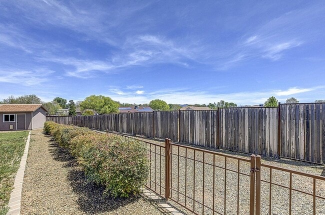 Foto del edificio - Three Bedroom, Two Bath home with RV Parking!