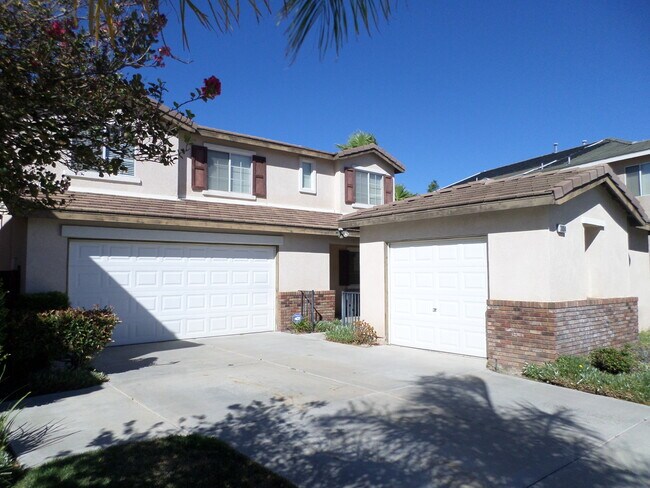 Foto del edificio - Great 4 BR + BONUS Room off Calle Del Oso Oro