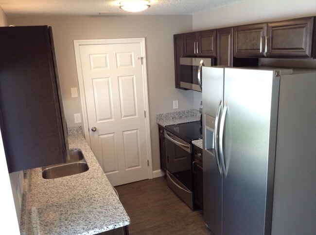 Building Photo - 2 Bedroom/2 Bathroom Recently Remodel!