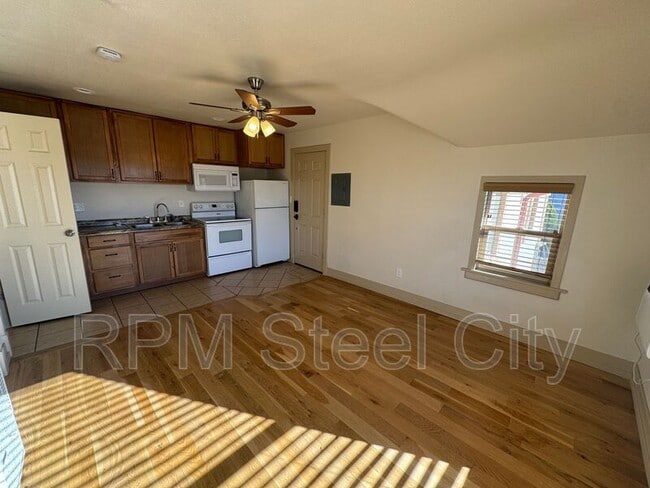 Building Photo - 902 W 11th St