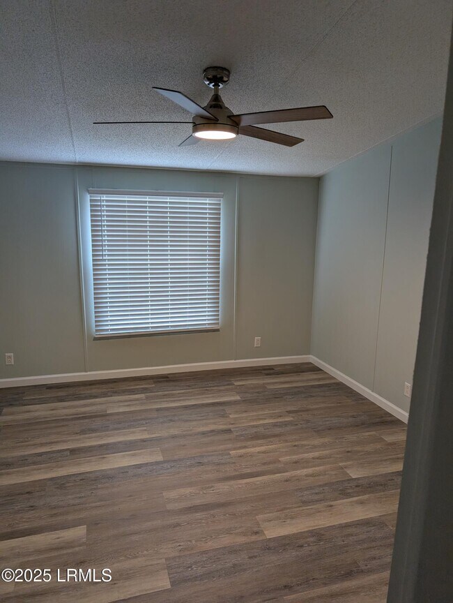 Building Photo - 5 Jillfer Ln