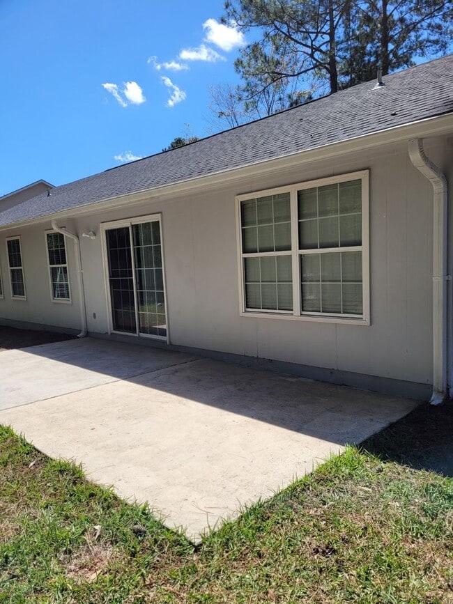 Building Photo - 3/2 with a fenced in yard !!