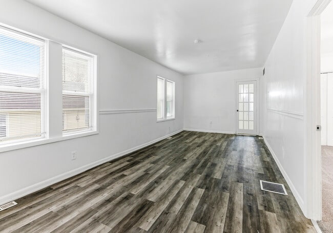 Foto del edificio - 107 River Rd Dr