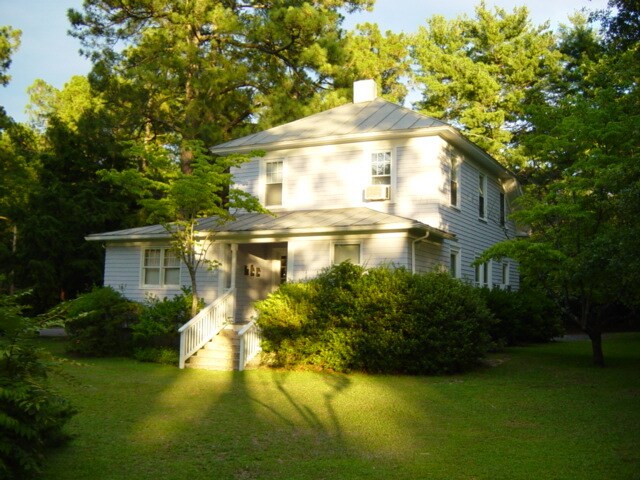 Primary Photo - 575 N May St