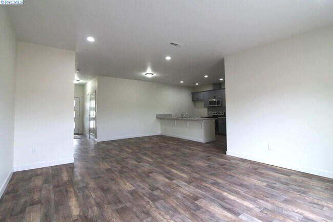 Building Photo - 1025 S Cedar St