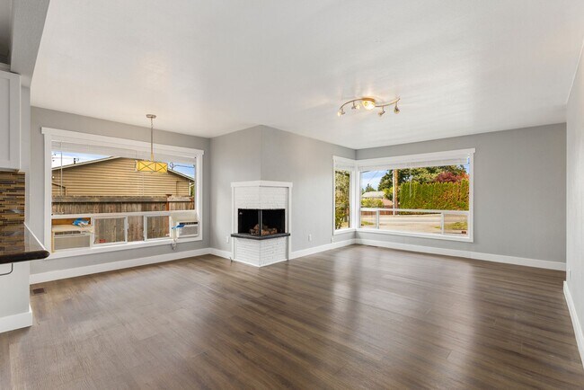 Foto del edificio - Lynnwood 4 Bedroom Rambler - Huge Lot and Storage Shed - NO CARPETS