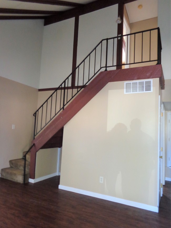 Building Photo - 840 Dawnview Ct